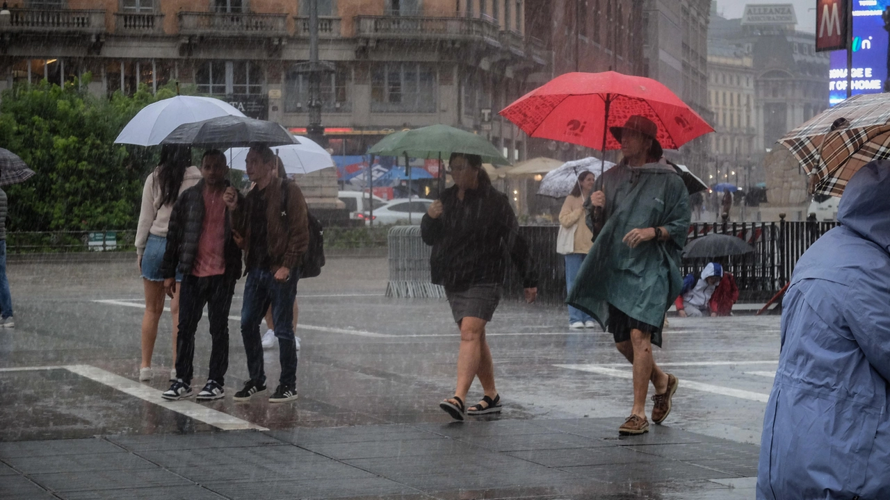 Persone si riparano dalla pioggia con un ombrello durante un temporale a Milano Persone si riparano dalla pioggia con un ombrello durante un temporale a Milano