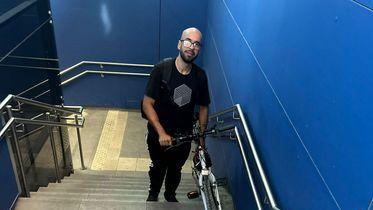 Ascensori fuori uso in stazione. Tutti obbligati alle scale Ascensori fuori uso in stazione. Tutti obbligati alle scale