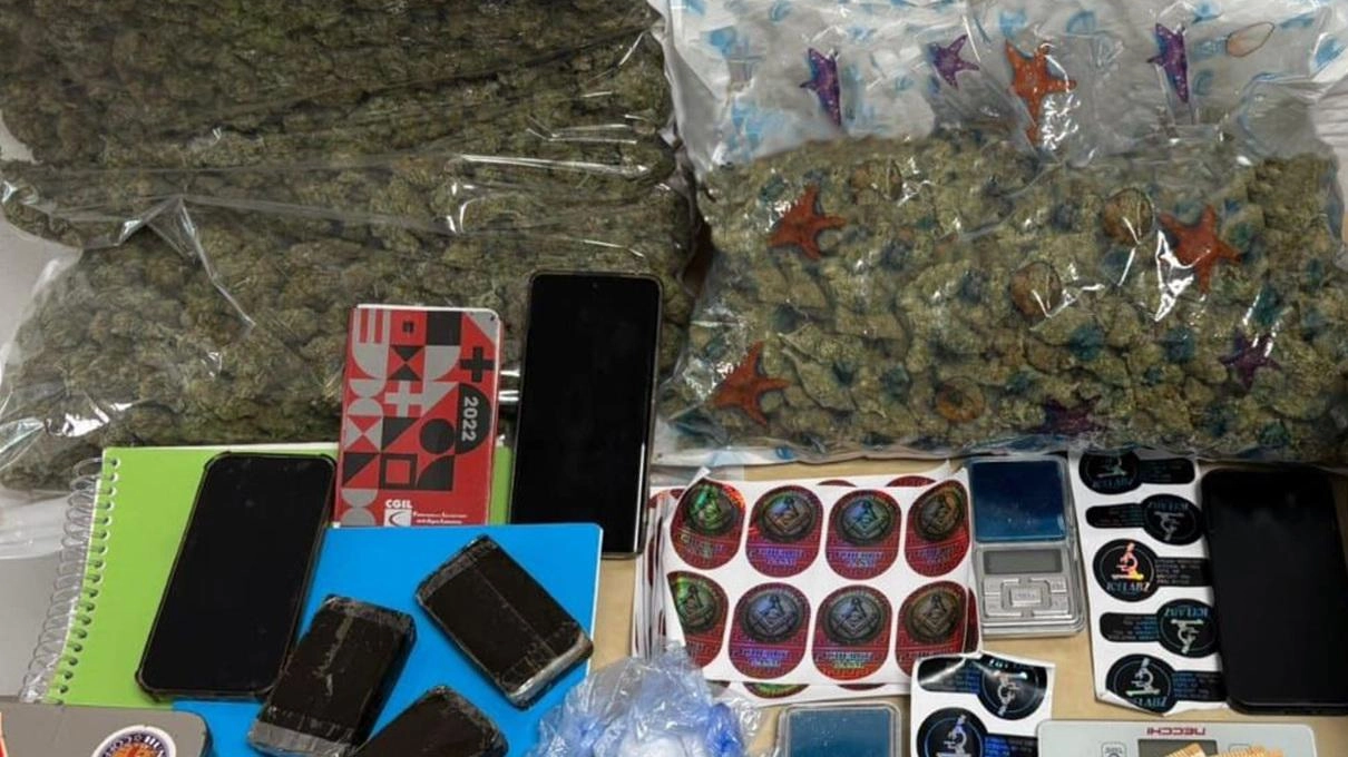 Da Monza a Milano per spacciare hashish, ma a casa a San Rocco aveva 2 chili di marijuana, 42 grammi... Da Monza a Milano per spacciare hashish, ma a casa a San Rocco aveva 2 chili di marijuana, 42 grammi...