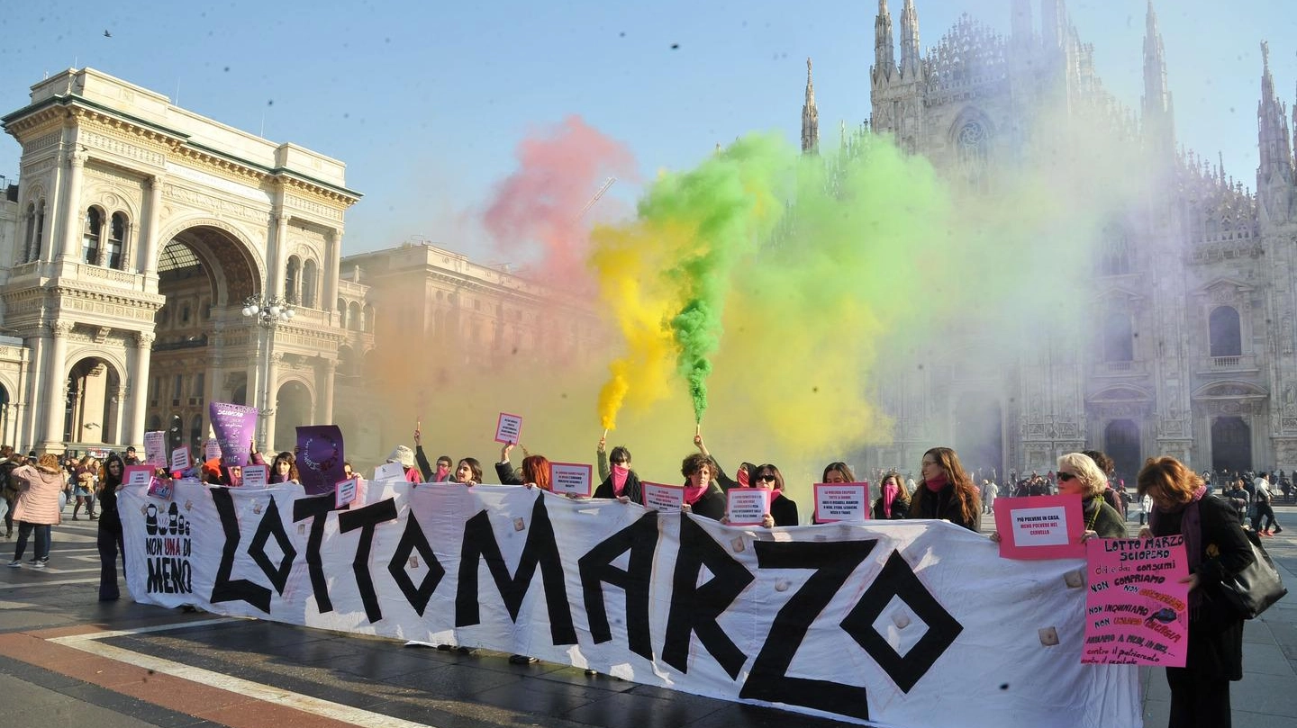 Una passata manifestazione in piazza Duomo in occasione della festa della donna