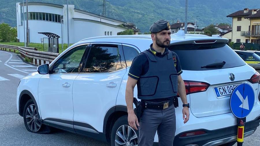 Gera Lario, resta in carcere il giovane che ha cercato di investire i finanzieri Gera Lario, resta in carcere il giovane che ha cercato di investire i finanzieri