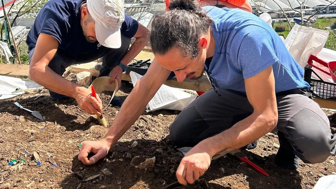 Nel Bresciano in due settimane di scavi sono stati recuperati 1.500 reperti. Dal Paleolitico frammenti ossei di cervo e altri animali Nel Bresciano in due settimane di scavi sono stati recuperati 1.500 reperti. Dal Paleolitico frammenti ossei di cervo e altri animali