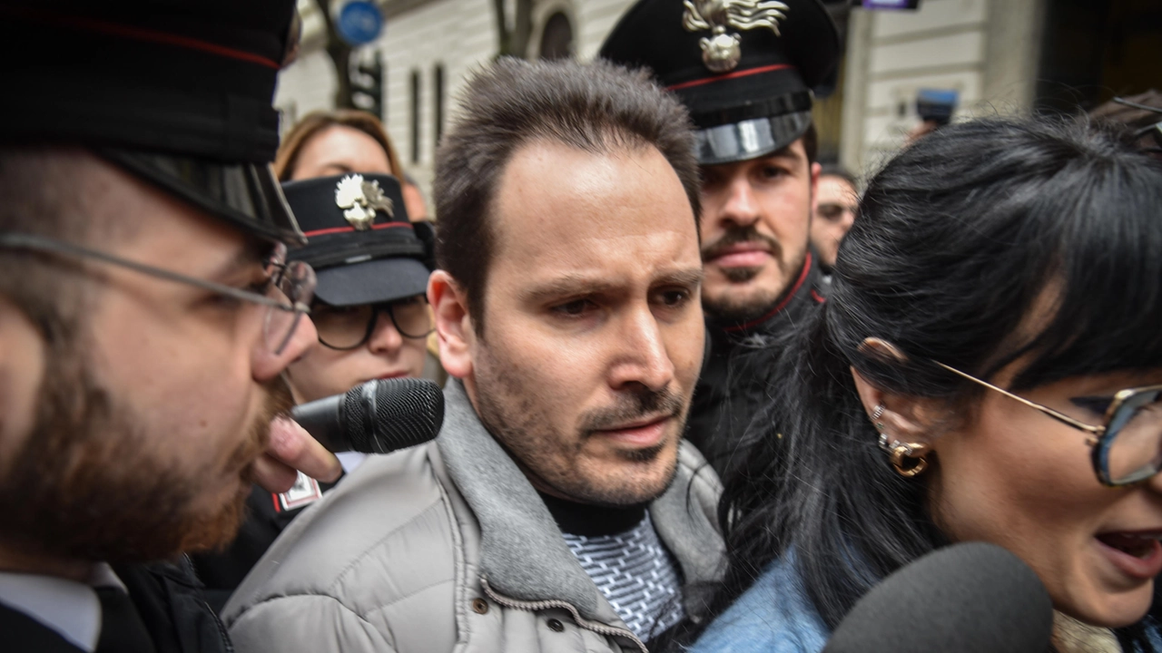 Andrea Sempio esce dalla caserma dei Carabinieri Montebello di via Vincenzo Monti accompagnato dai suoi avvocati