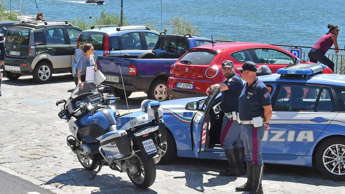 Al volante dell’auto a noleggio solo con la fotocopia della patente, senza documenti né permesso di soggiorno, e soprattutto con... Al volante dell’auto a noleggio solo con la fotocopia della patente, senza documenti né permesso di soggiorno, e soprattutto con...