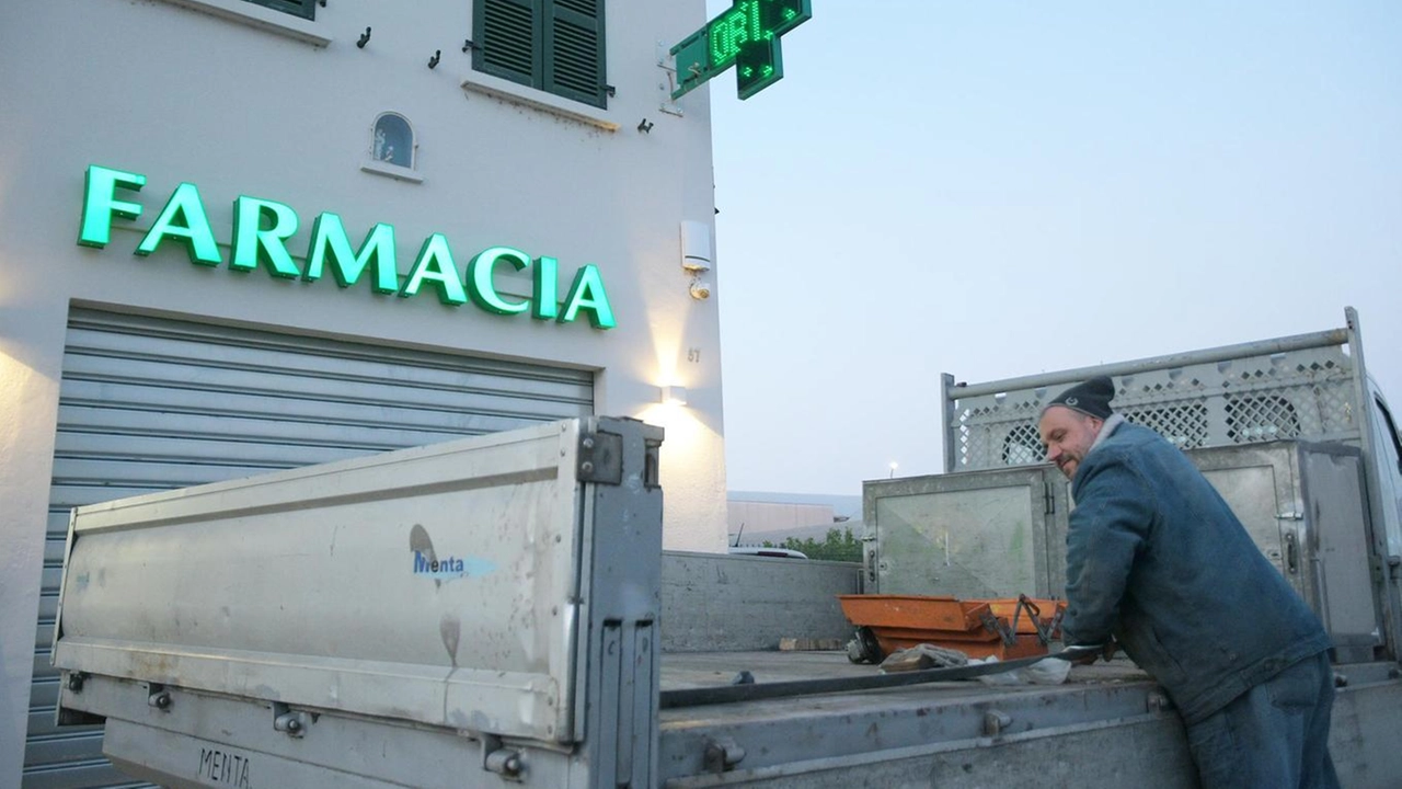 La farmacia di Bastida Pancarana dove le telecamere hanno ripreso tre persone col volto coperto entrare nell’esercizio La farmacia di Bastida Pancarana dove le telecamere hanno ripreso tre persone col volto coperto entrare nell’esercizio