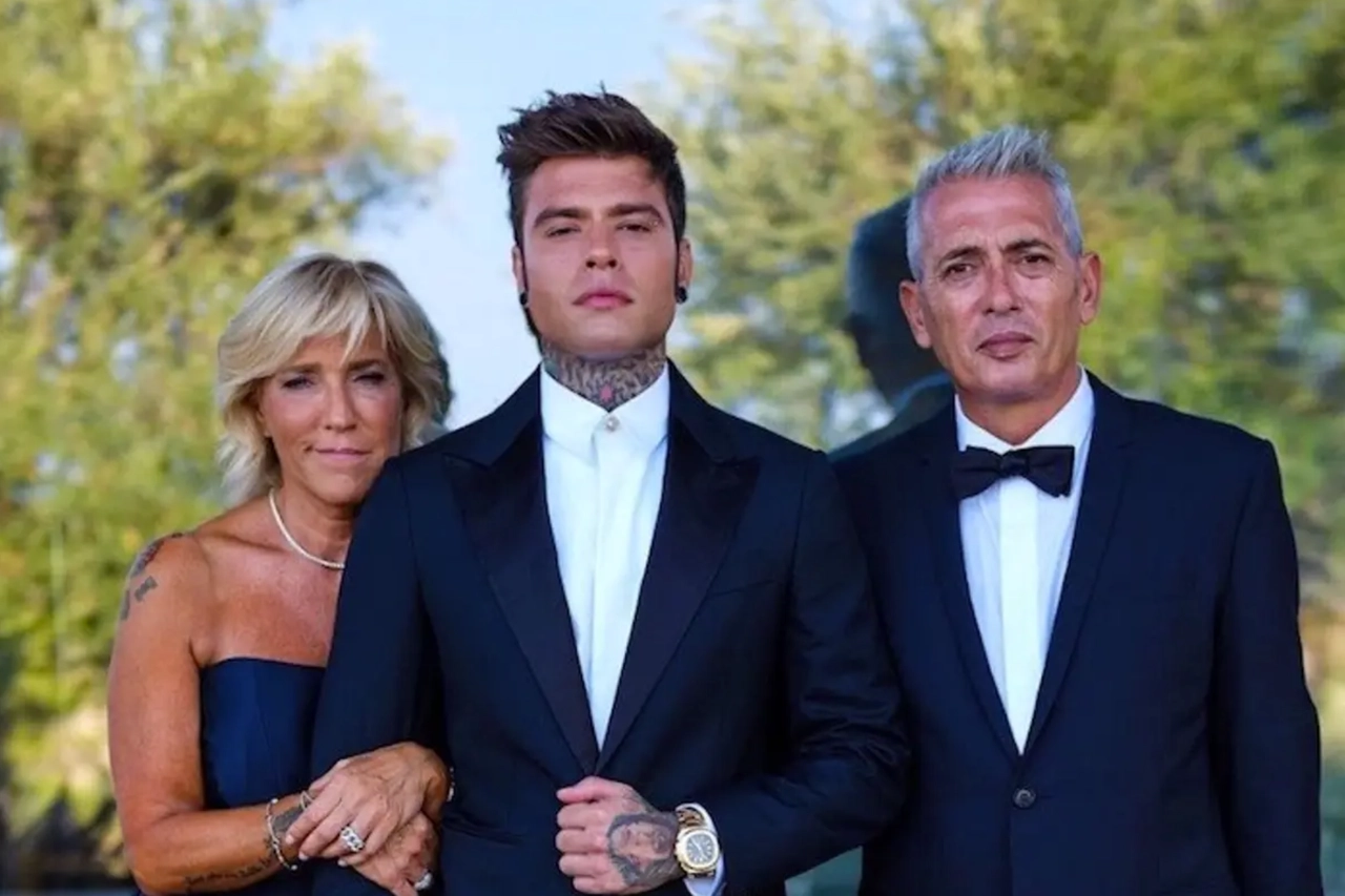 Fedez insieme ai genitori Annamaria Berrinzaghi e Franco Lucia (Instagram)