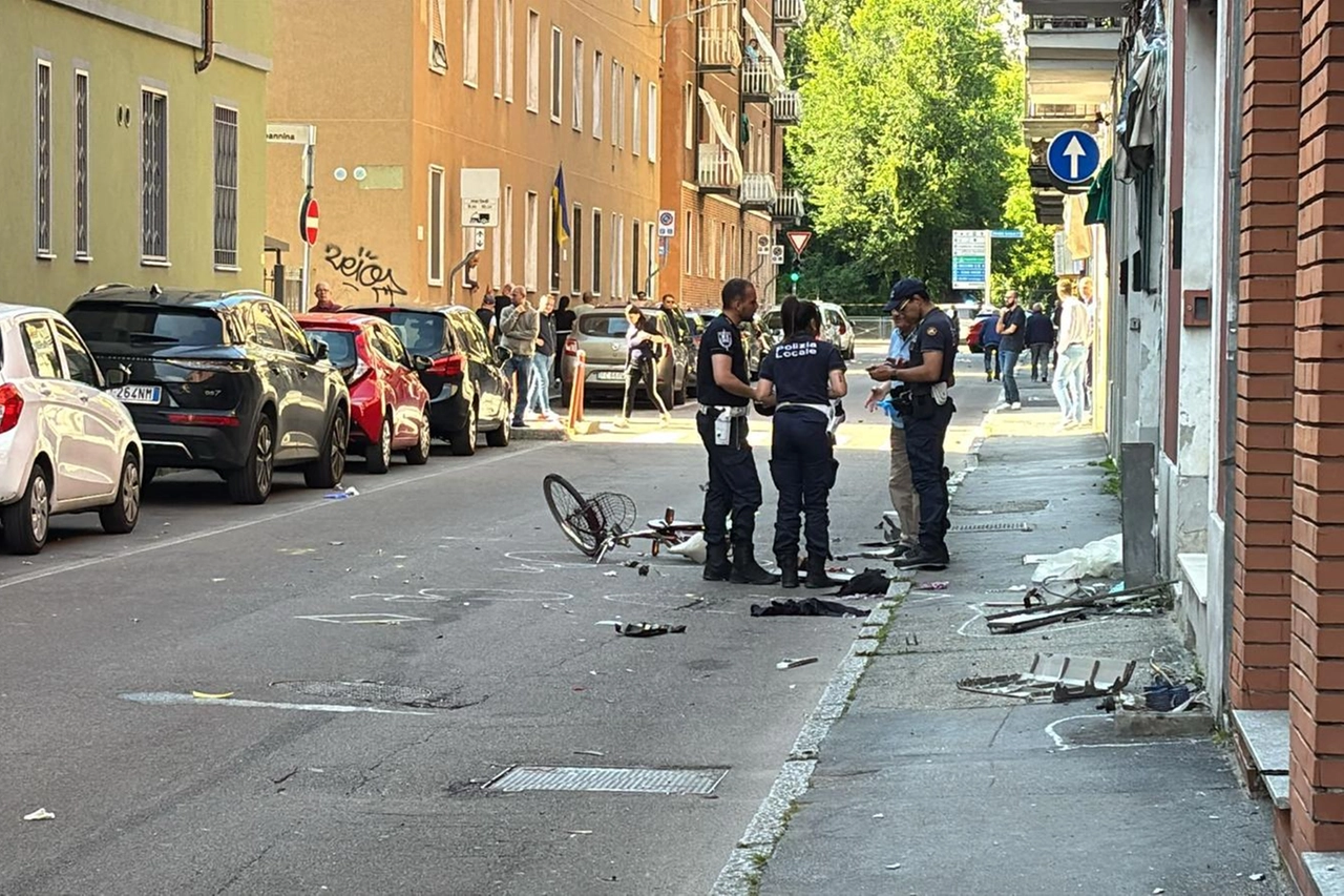 I rilievi della polizia locale sul luogo dell'incidente: a terra, la bicicletta colpita (Spf)