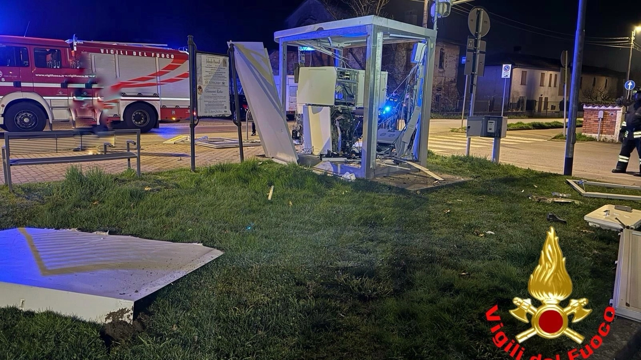 Lo sportello fatto esplodere dai soliti ignoti (foto dei Vigili del Fuoco) Lo sportello fatto esplodere dai soliti ignoti (foto dei Vigili del Fuoco)