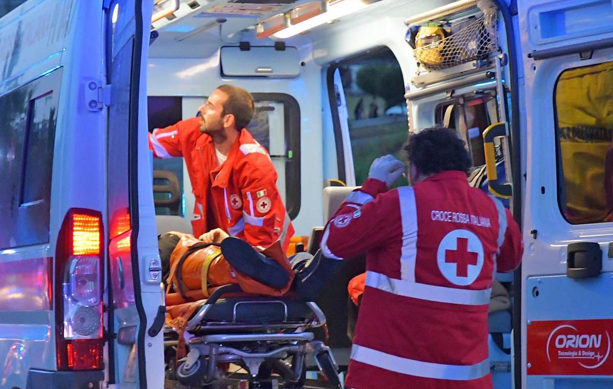 Compleanno all’ospedale. Rissa nel locale, un ferito