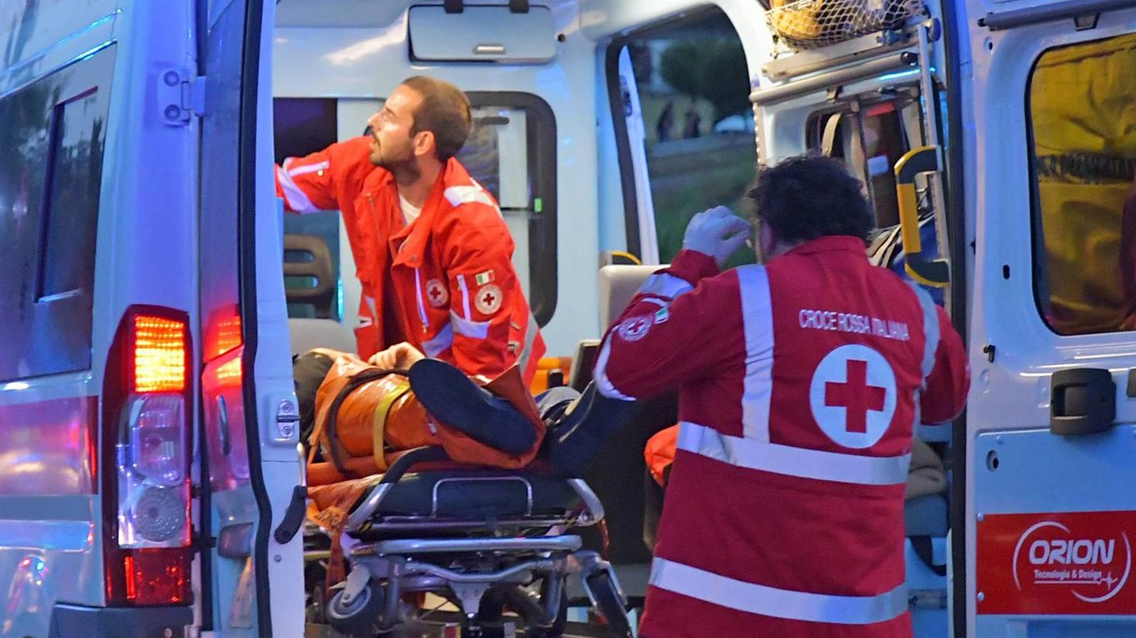 Garlasco, diciannovenne litiga con la ragazza e poi scoppia un parapiglia. Gli addetti alla sicurezza spruzzano lo spray al peperoncino. Garlasco, diciannovenne litiga con la ragazza e poi scoppia un parapiglia. Gli addetti alla sicurezza spruzzano lo spray al peperoncino.