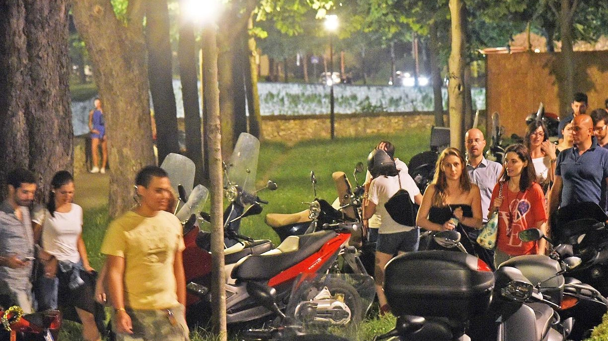 Bergamo, il borgo medievale meta delle serate estive: gli stalli per i motocicli sono insufficienti. Il vicesindaco: "Chi parcheggerà male sarà sanzionato. Prima dello svago arriva la sicurezza". Bergamo, il borgo medievale meta delle serate estive: gli stalli per i motocicli sono insufficienti. Il vicesindaco: "Chi parcheggerà male sarà sanzionato. Prima dello svago arriva la sicurezza".