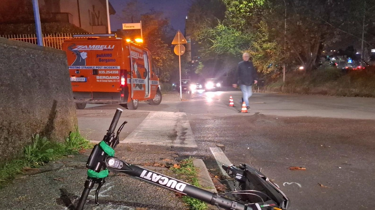 Un uomo di 54 anni di Brembate è ricoverato in gravi condizioni dopo uno scontro in monopattino a Curno. Incidente in fase di ricostruzione, con traumi gravi riportati. Trasferito all'ospedale Papa Giovanni XXIII di Bergamo per cure.