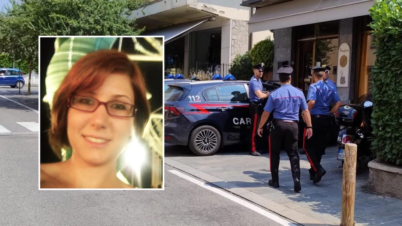I carabinieri sotto la casa di Sharon Verzani (nel riquadro), dove abitava col compagno Sergio Ruocco in via Merelli a Terno d'Isola I carabinieri sotto la casa di Sharon Verzani (nel riquadro), dove abitava col compagno Sergio Ruocco in via Merelli a Terno d'Isola