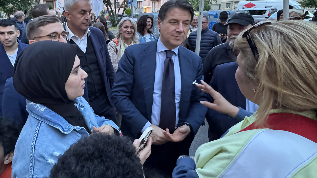Il presidente del M5S Giuseppe Conte in visita al quartiere Aler di Rozzano Il presidente del M5S Giuseppe Conte in visita al quartiere Aler di Rozzano