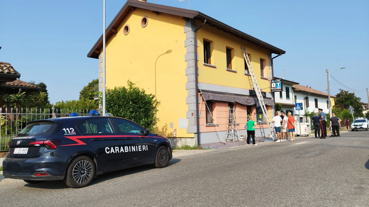 Torre d'Isola, i carabinieri intervenuti fuori dal bar dove è avvenuta la tragedia: la scala da cui è caduto l'uomo è ancora appoggiata al muro