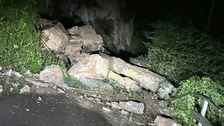 La Strada Intercomunale Lozio-Ossimo è stata chiusa a causa di una frana (Foto Cristian Sanzogni, facebook Comune di Lozio)