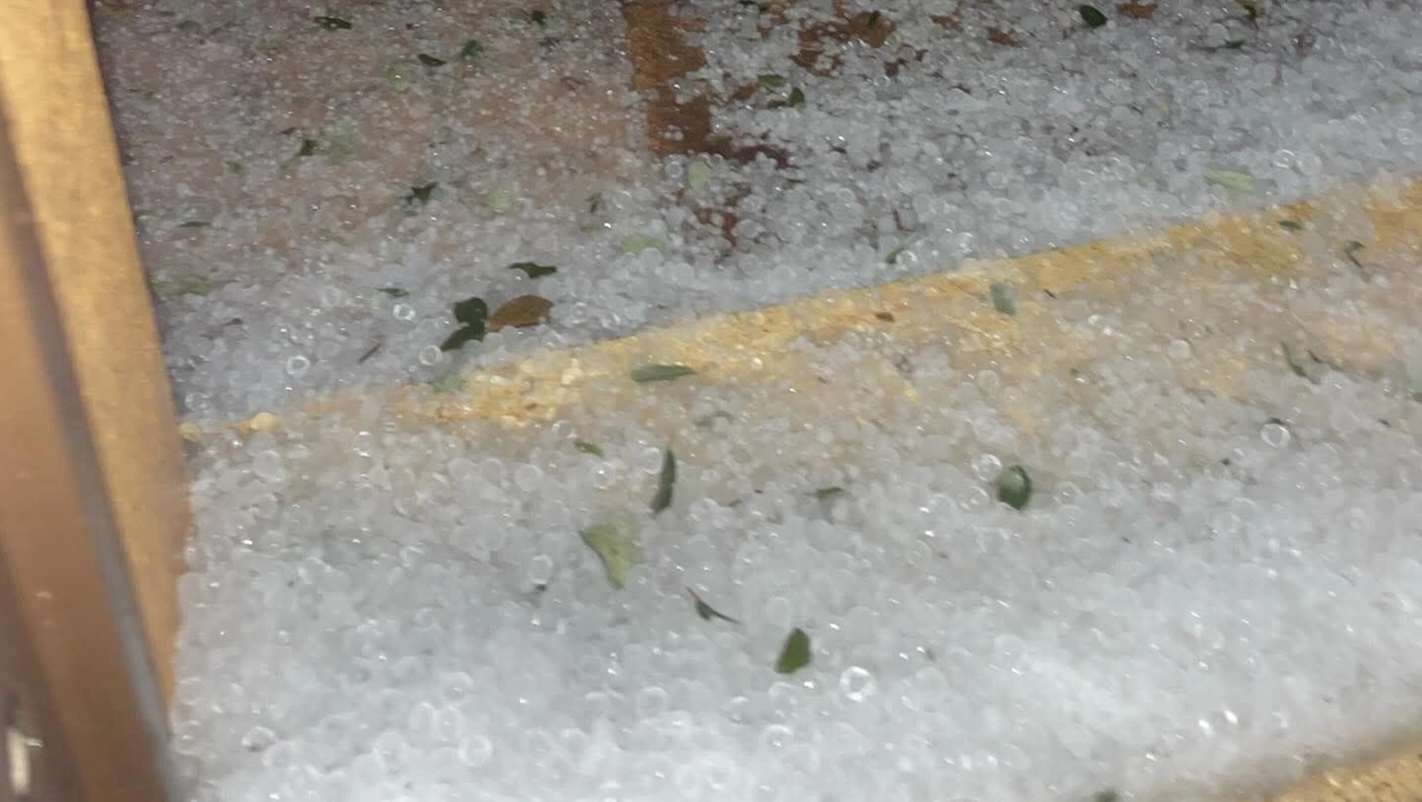 Temporale e grandine a Brignano Gera d’Adda in provincia di Bergamo (Foto Facebook di Stefano Strazzu)