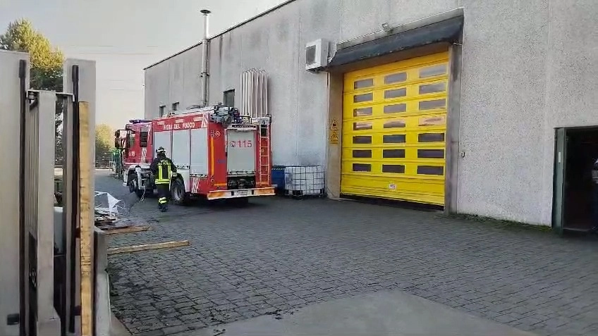 L'intervento dei vigili del fuoco a Gordona (foto Ansa/Anp)