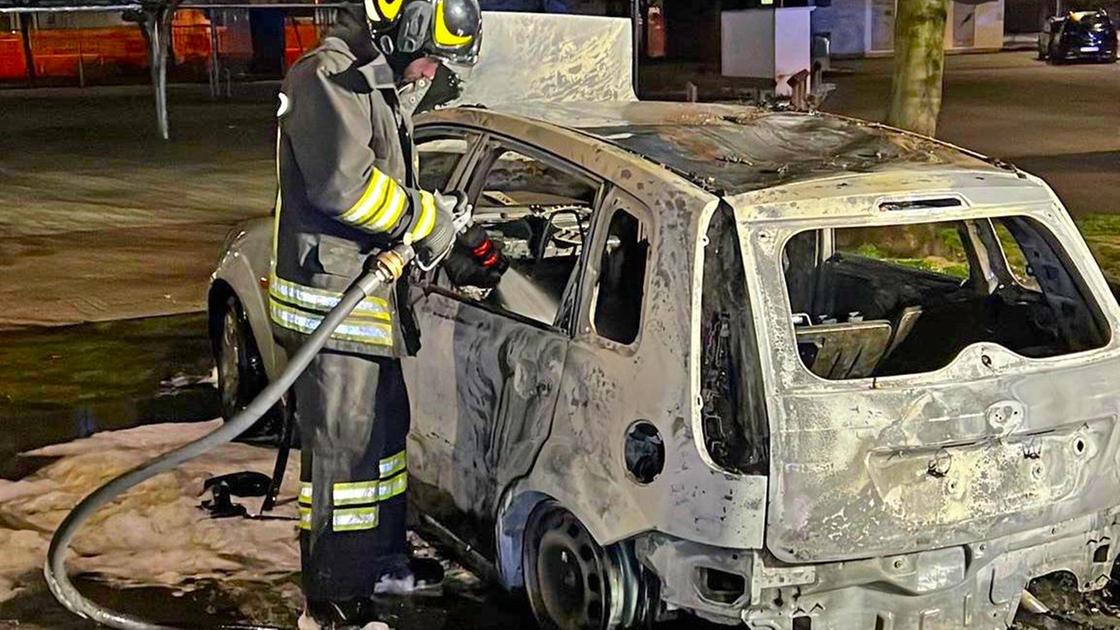 auto incendiata 200 il decimo caso da inizio anno