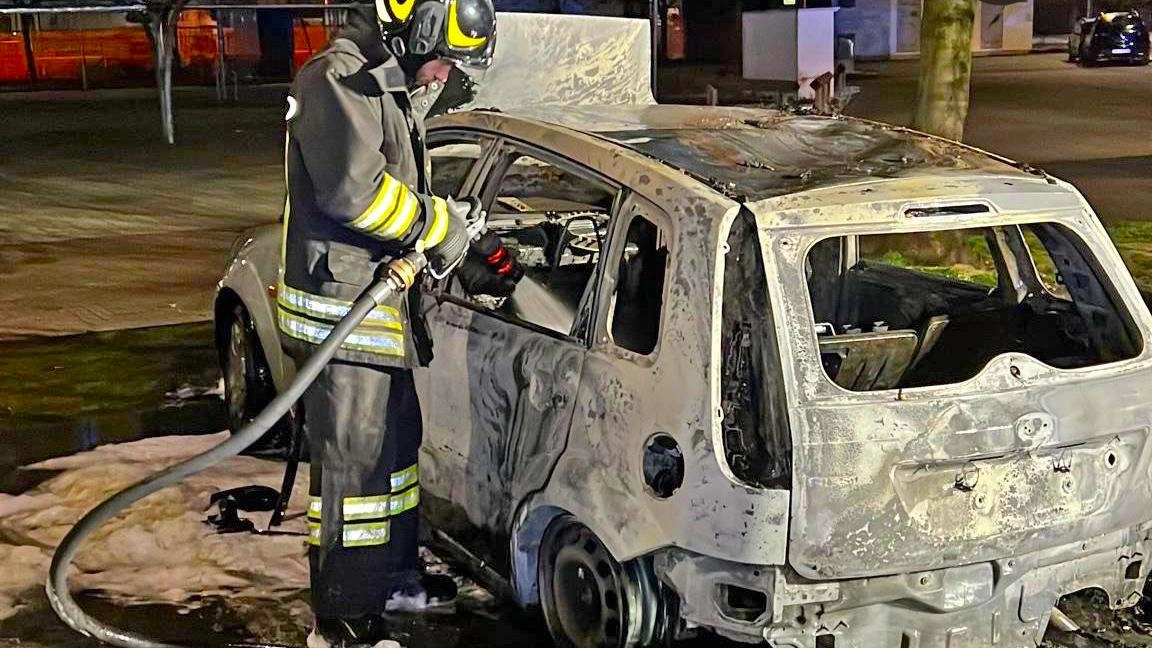 Un’altra automobile distrutta dalle fiamme nel corso della notte. È solo l’ultimo episodio, di una lunga serie: sono già almeno... Un’altra automobile distrutta dalle fiamme nel corso della notte. È solo l’ultimo episodio, di una lunga serie: sono già almeno...
