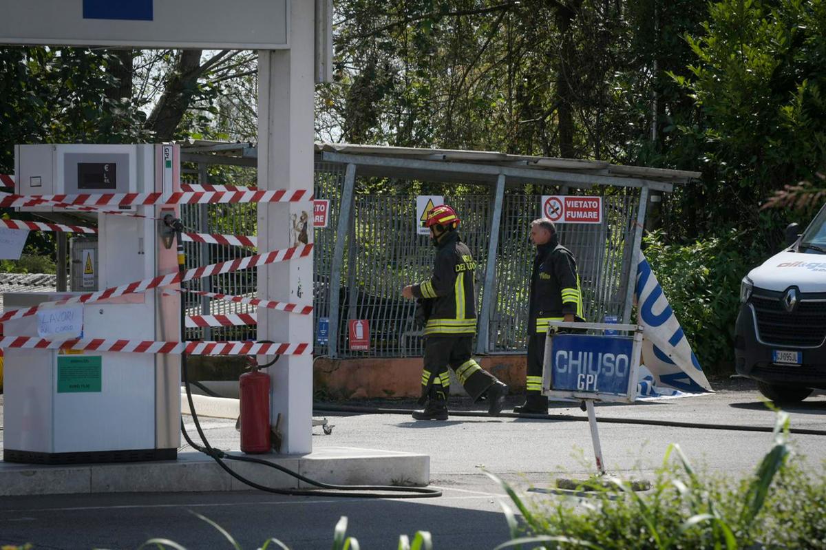 Esplosione al distributore di Colturano, due operai investiti dalle fiamme: sono gravi Esplosione al distributore di Colturano, due operai investiti dalle fiamme: sono gravi