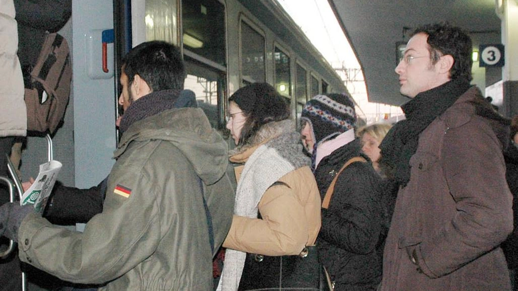 CODOGNO (Lodi) È stato un ritorno a casa da incubo, venerdì sera, per i viaggiatori delle linee ferroviarie Milano-Lodi-Cremona-Mantova e Milano–Piacenza.... CODOGNO (Lodi) È stato un ritorno a casa da incubo, venerdì sera, per i viaggiatori delle linee ferroviarie Milano-Lodi-Cremona-Mantova e Milano–Piacenza....