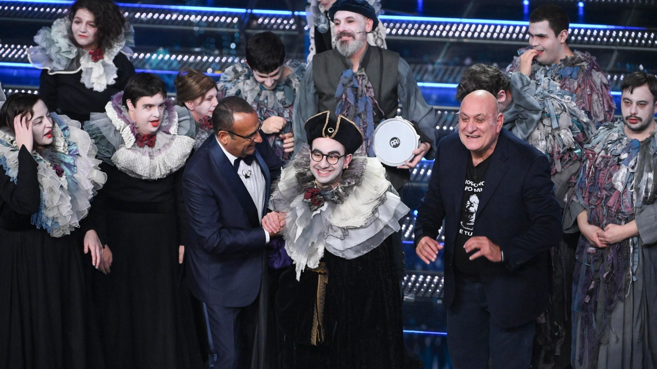 Dario D’Ambrosi con Carlo Conti e i ragazzi di Teatro Patologico sul palcoscenico dell’Ariston. L’associazione affronta la disabilità mentale attraverso la recitazione Dario D’Ambrosi con Carlo Conti e i ragazzi di Teatro Patologico sul palcoscenico dell’Ariston. L’associazione affronta la disabilità mentale attraverso la recitazione