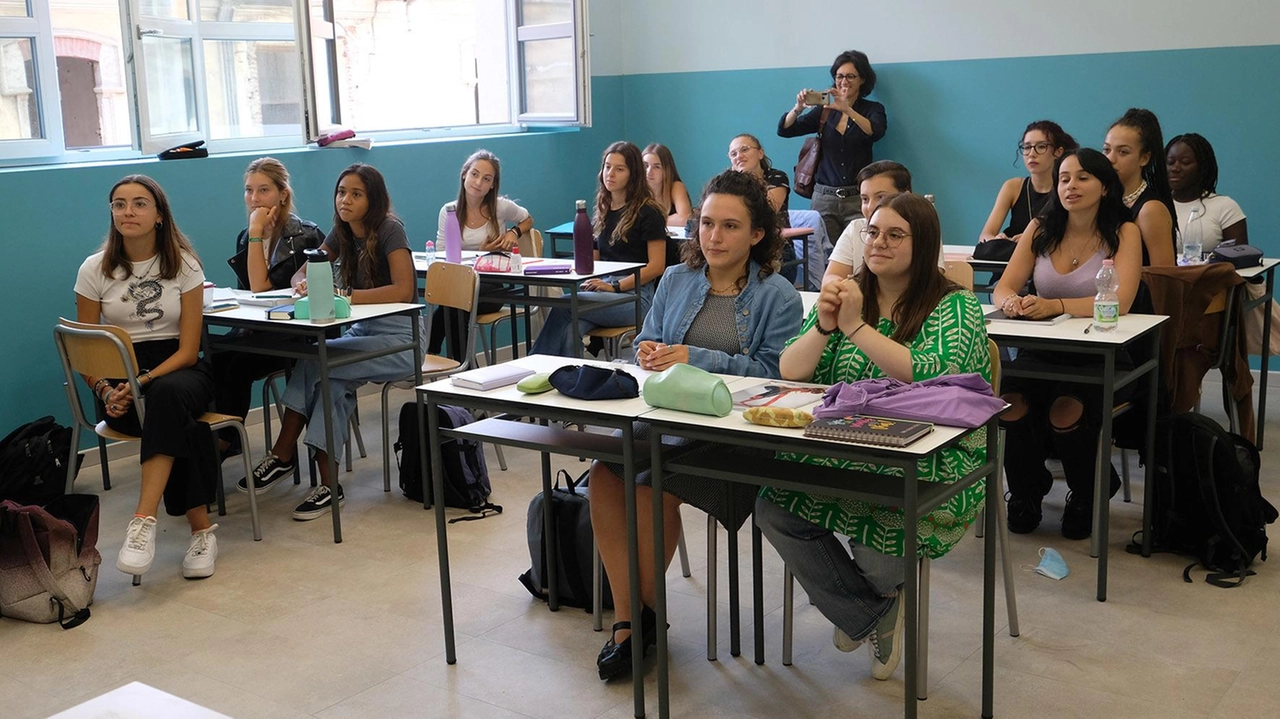 Oggi inizia l’anno e la Provincia mette in programma operazioni di restauro per 39 milioni. Dalle palestre agli infissi e ai tetti: sotto i ferri i 58 edifici che ospitano gli istituti superiori. Oggi inizia l’anno e la Provincia mette in programma operazioni di restauro per 39 milioni. Dalle palestre agli infissi e ai tetti: sotto i ferri i 58 edifici che ospitano gli istituti superiori.