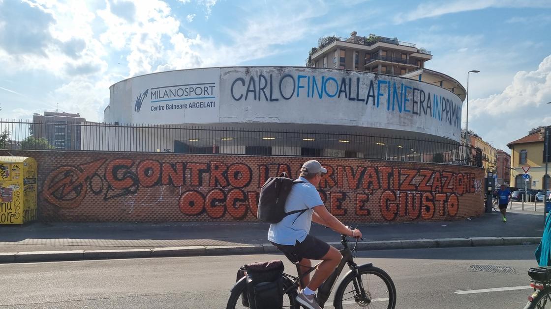 Occupazione lampo alla Argelati, protesta nella piscina dismessa: “Non privatizzare i beni pubblici”