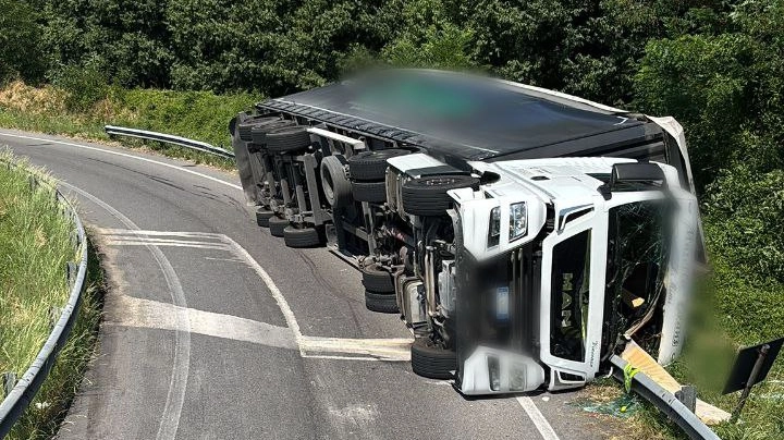 Il tir ribaltato a Desio Il tir ribaltato a Desio