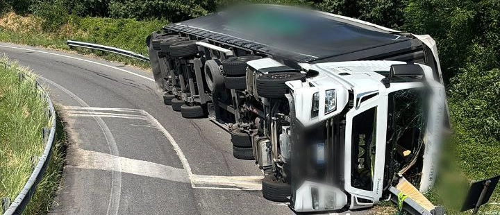 Desio, tir si ribalta sulla Statale e perde il carico: code e rallentamenti