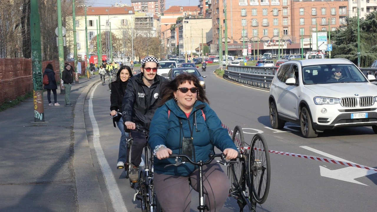 La “ciclabile umana”, una delle iniziative organizzate dal comitato “Non vediamo l’ora” per la pista sul ponte della Ghisolfa La “ciclabile umana”, una delle iniziative organizzate dal comitato “Non vediamo l’ora” per la pista sul ponte della Ghisolfa