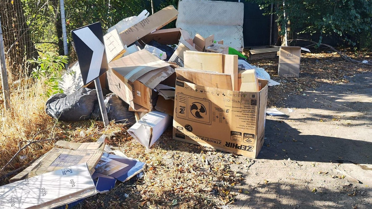 I vigili trovano le etichette, ma l’uomo è all’estero I vigili trovano le etichette, ma l’uomo è all’estero