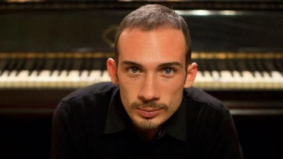 Il direttore pianista e compositore Orazio Sciortino in concerto con la Filarmonica Pozzoli al Teatro San Rocco