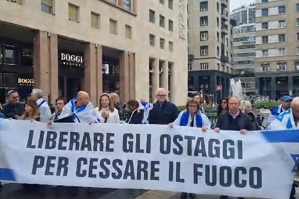 I manifestanti che in mattinata, in piazza San Babila, hanno chiesto la liberazione degli ostaggi