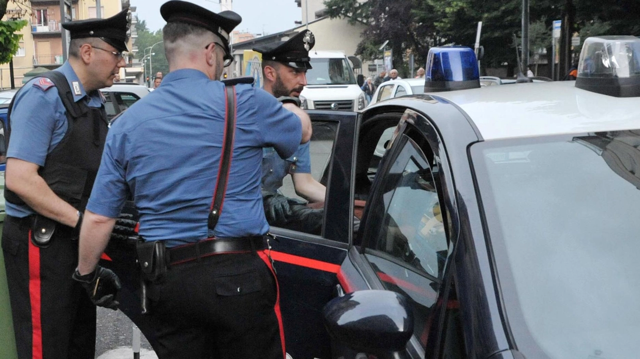 Arrestato 21enne di origine peruviana con precedenti, l’altro pomeriggio ha chiesto un appuntamento alla sua ex «per parlare». Dalle parole si è passati rapidamente ai fatti e lui l’ha aggredita con insulti, schiaffi e spintoni Arrestato 21enne di origine peruviana con precedenti, l’altro pomeriggio ha chiesto un appuntamento alla sua ex «per parlare». Dalle parole si è passati rapidamente ai fatti e lui l’ha aggredita con insulti, schiaffi e spintoni