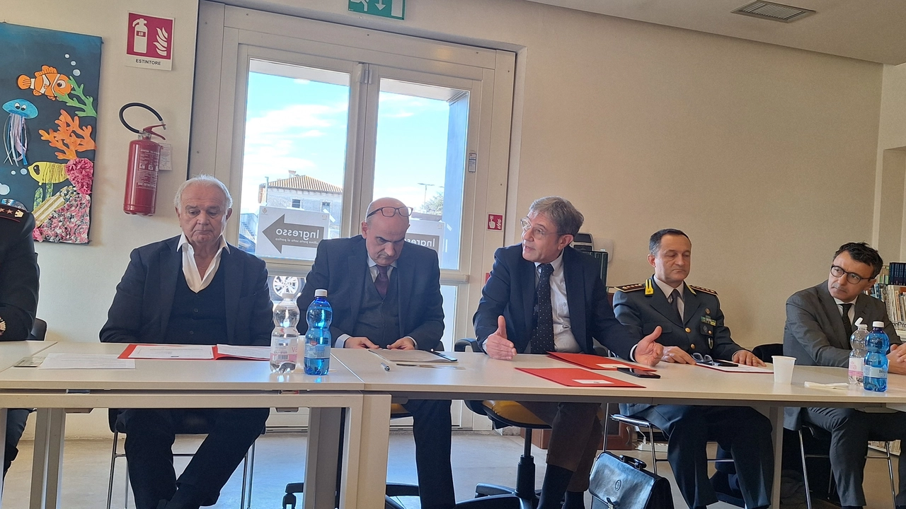 Al centro il sindaco Lino Osvaldo Felissari, il prefetto Roccatagliata e il questore Pio Russo Al centro il sindaco Lino Osvaldo Felissari, il prefetto Roccatagliata e il questore Pio Russo