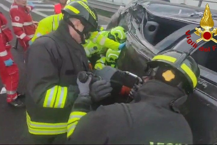 I vigili del fuoco al lavoro con le cesoie per liberare uno dei passeggeri rimasti intrappolati