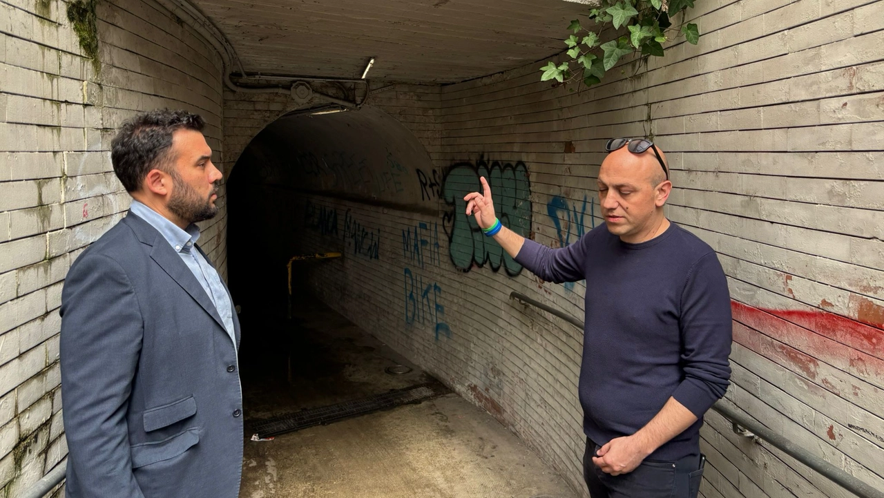 Il sindaco Francesco Passerini (a destra) davanti al sottopassaggio con Luca Baroni del Comitato San Biagio Il sindaco Francesco Passerini (a destra) davanti al sottopassaggio con Luca Baroni del Comitato San Biagio