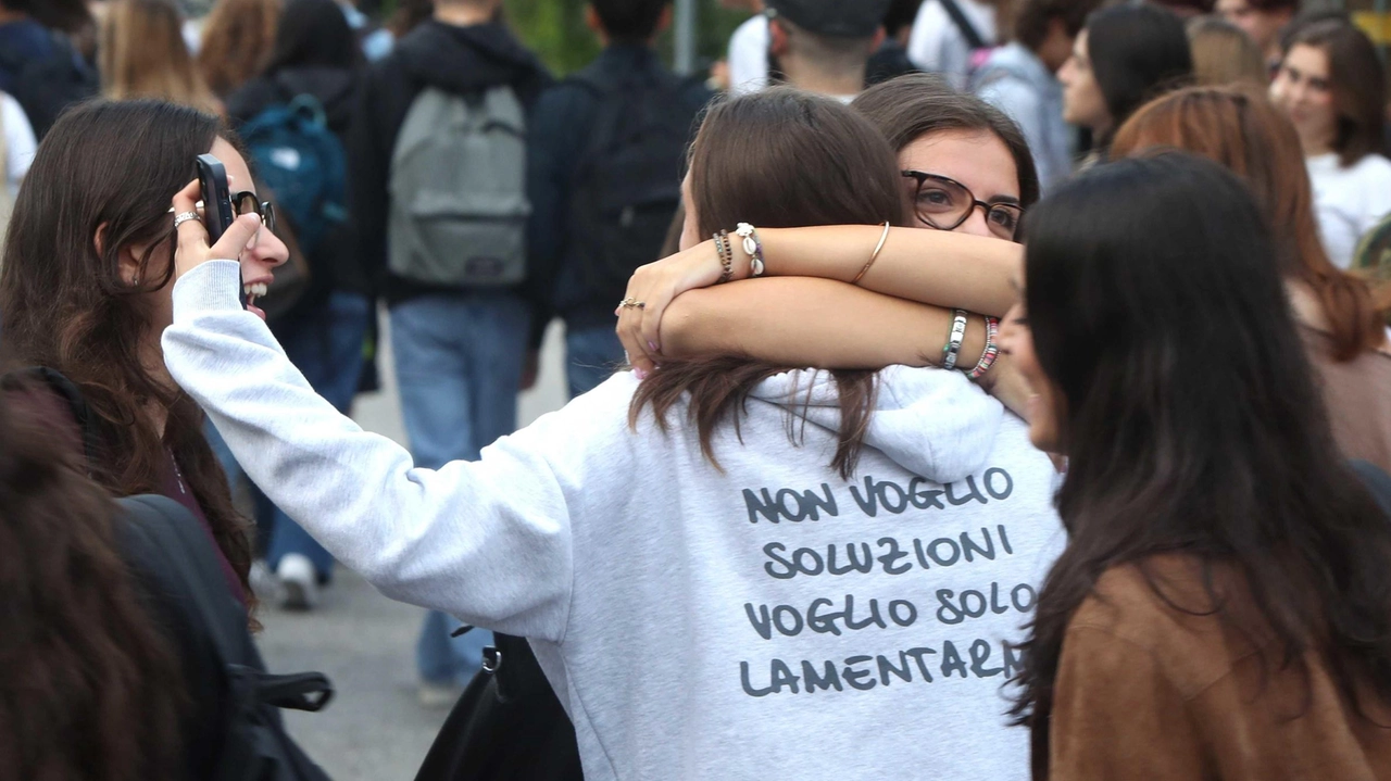 Abbracci e sorrisi al ritorno sui banchi al liceo Leonardo di Brescia. Quest’anno c’è una novità: distaccarsi dal cellulare durante le lezioni. Lo smartphone è stato messo al bando concedendo autonomia alle scuole nell’applicare la direttiva Abbracci e sorrisi al ritorno sui banchi al liceo Leonardo di Brescia. Quest’anno c’è una novità: distaccarsi dal cellulare durante le lezioni. Lo smartphone è stato messo al bando concedendo autonomia alle scuole nell’applicare la direttiva