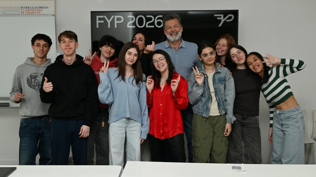 Andrea Trabuio Direttore Generale MG Sport con i ragazzi studenti di Raffles Milano in aula per il concept delle t-shirt eventi 2026 di FollowYourPassion Andrea Trabuio Direttore Generale MG Sport con i ragazzi studenti di Raffles Milano in aula per il concept delle t-shirt eventi 2026 di FollowYourPassion