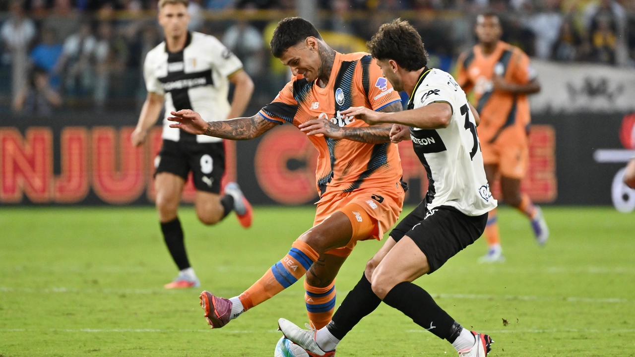 Gianluca Scamacca (con la maglia arancione) nel match contro il Parma alla seconda giornata di campionato