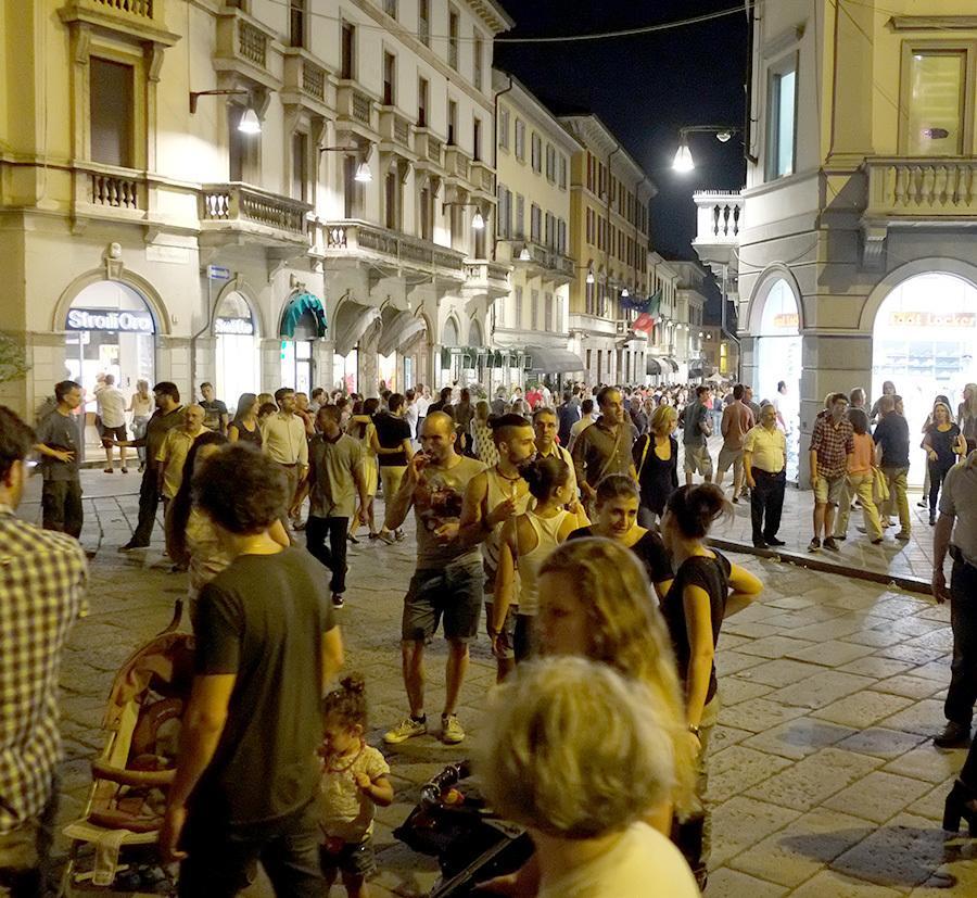 Shopping sotto le stelle. Giovedì sera negozi aperti Shopping sotto le stelle. Giovedì sera negozi aperti