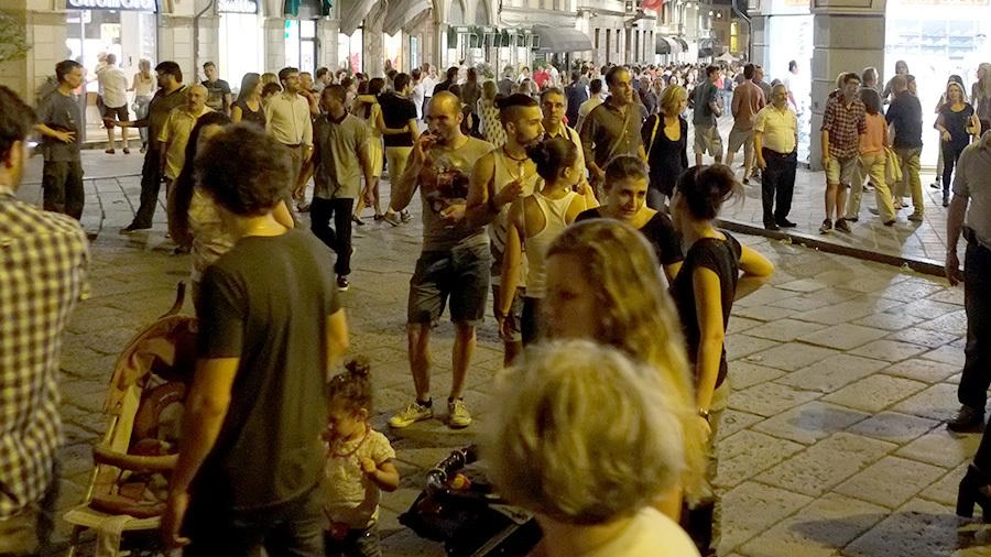 La città si riaccende con il ritorno dell’appuntamento dello shopping del giovedì sera La città si riaccende con il ritorno dell’appuntamento dello shopping del giovedì sera