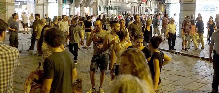 Shopping sotto le stelle. Giovedì sera negozi aperti