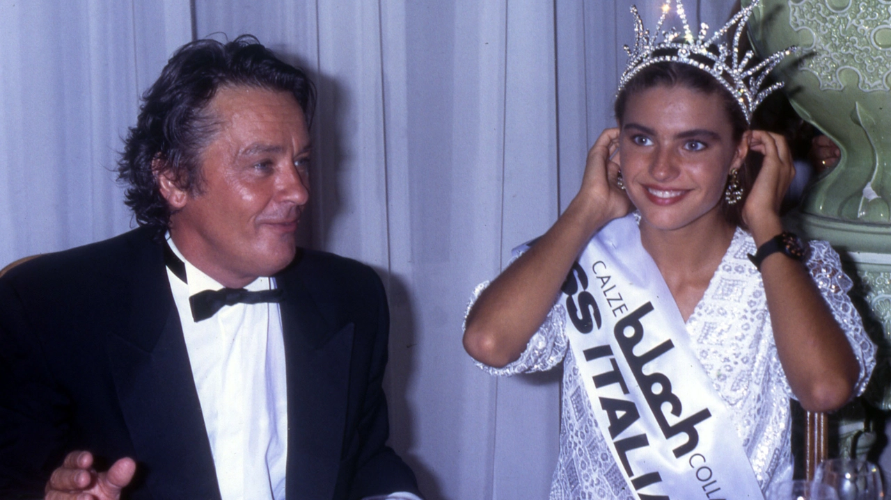 Alain Delon presidente della giuria artistica a Miss Italia 1991 assieme a Martina Colombari