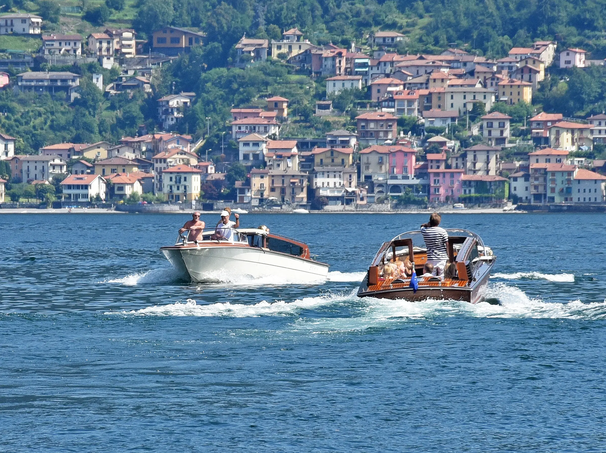 Taxi boat ancora nel mirino a Como: multati altri cinque “buttadentro” abusivi
