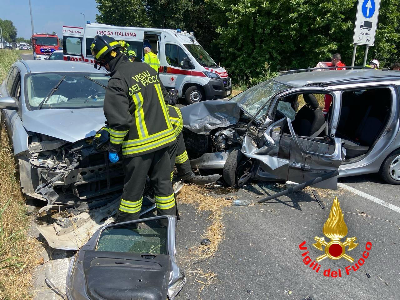 Frontale tra due auto sulla provinciale: 5 feriti e traffico in tilt a Pieve Fissiraga Frontale tra due auto sulla provinciale: 5 feriti e traffico in tilt a Pieve Fissiraga