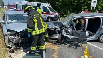 Frontale tra due auto sulla provinciale: 5 feriti e traffico in tilt a Pieve Fissiraga