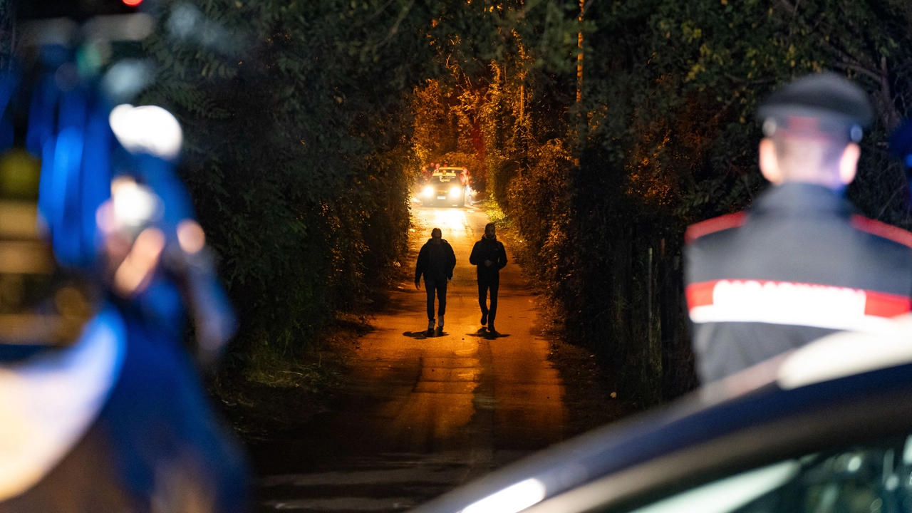 Carabinieri sul luogo dell'omicidio in via Pisa a Sesto San Giovanni